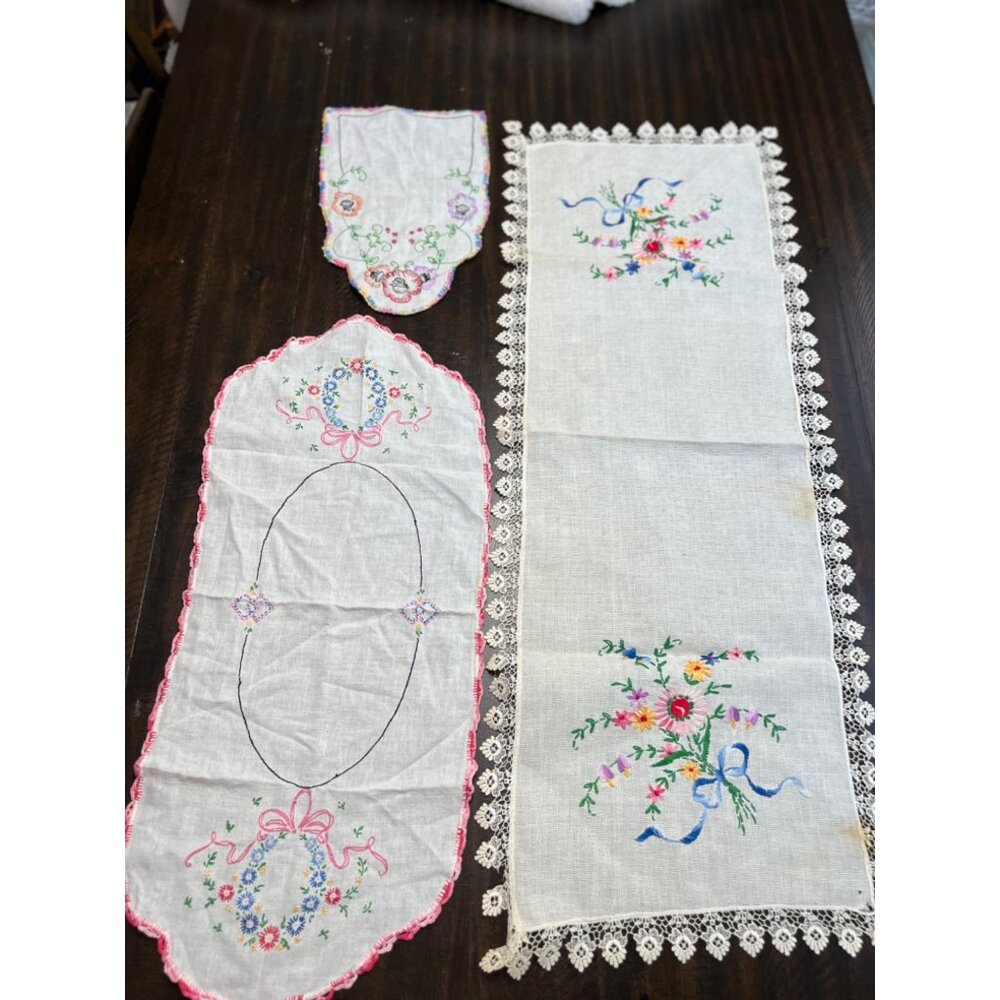 Vintage Embroidered Linen table runner Set Of 3 With Floral Design & Lace Trim